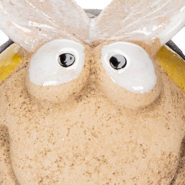 Detailaufnahme eines dekorativen Hasen aus Keramik