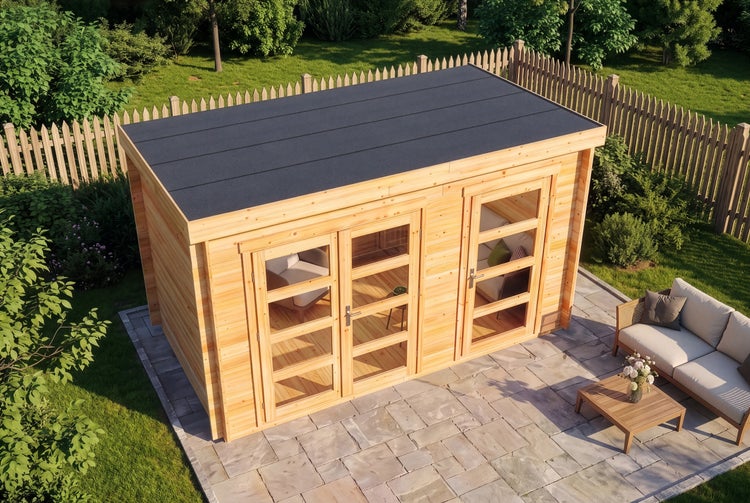 Modernes Gartenhaus aus Naturholz mit Flachdach und großen Glastüren auf einer Steinterrasse in einem hellen Garten.