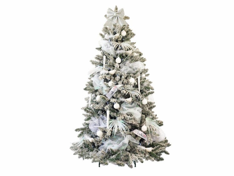 Künstlicher, verschneiter Weihnachtsbaum, geschmückt mit weißem Weihnachtsschmuck, Schleifen und einer Baumspitze in Form einer Schleife.