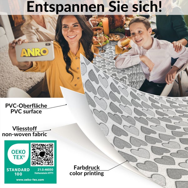 Familie macht ein Selfie am Esstisch mit ANRO Tischdecke mit Herzmuster.