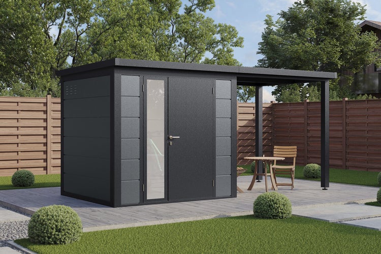 Modernes Gartenhaus aus Metall mit Pultdach und integriertem seitlichem Unterstand auf einer Holzterrasse im Garten.