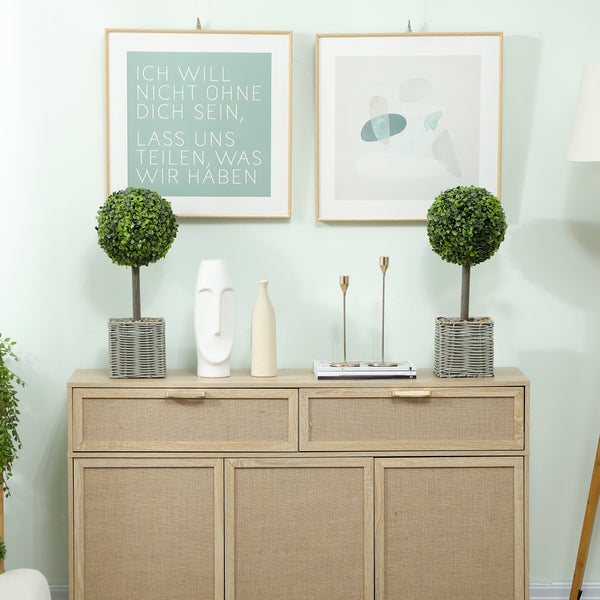 Dekoratives Sideboard mit zwei Kunstpflanzen, zwei Bildern, Vasen und Kerzenständern für Wohnraumgestaltung