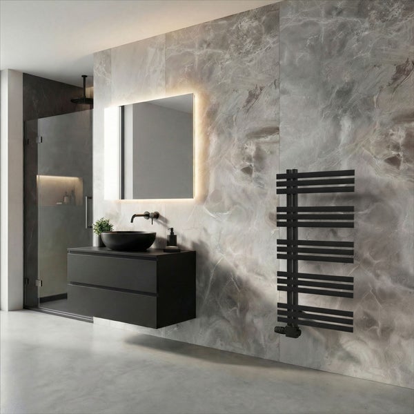 Modernes Badezimmer mit Marmoroptik-Wandfliesen, schwarzem Waschtischunterschrank, Aufsatzwaschbecken, Leuchtspiegel und Badheizkörper.
