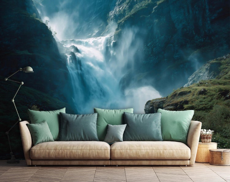 Wohnzimmer mit Sofa, Kissen und Fototapete mit Wasserfallmotiv