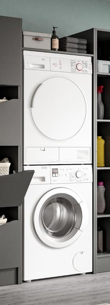 Waschmaschine und Trockner in einem Waschturm installiert in einem Schrankregalsystem in einem funktionalen Waschraum.
