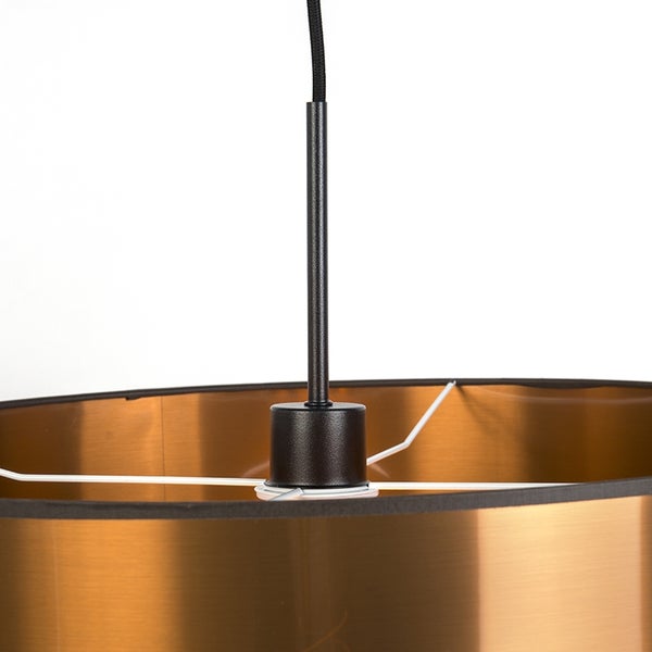 Detailaufnahme einer Pendelleuchte mit Lampenschirm