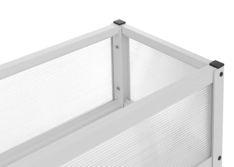 Detailansicht der Eckverbindung eines Frühbeets mit Aluminiumprofilen und Hohlkammerplatten aus Polycarbonat.