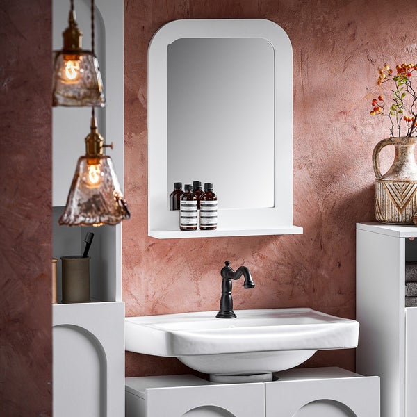 Badezimmer mit Waschbecken, Spiegel, Armatur und Beleuchtung