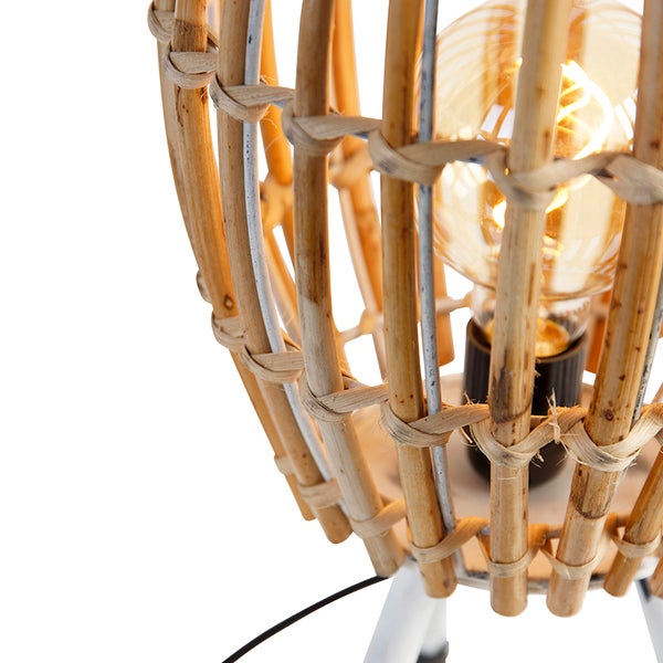 Nahaufnahme einer Tischleuchte mit Schirm aus Rattan