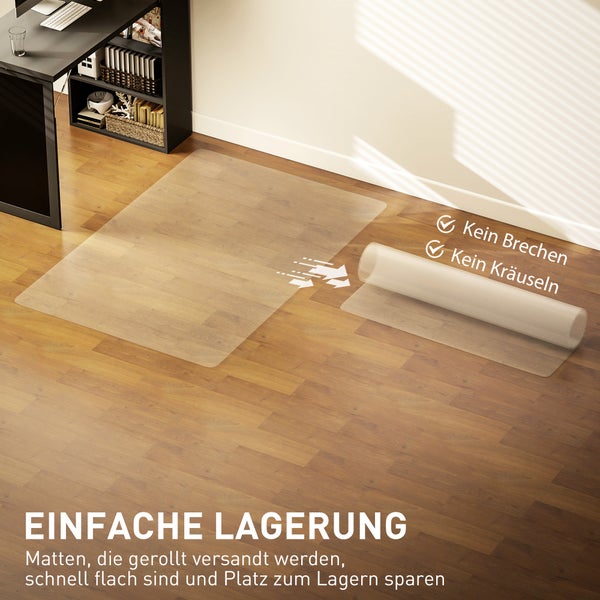 Transparente Bodenschutzmatte in hellem Büro neben Schreibtisch. Die Matte liegt flach, bricht nicht und lässt sich platzsparend einrollen.