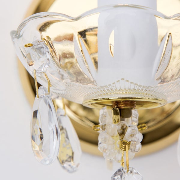 Detailansicht einer Wandleuchte aus Metall mit Glasbehang und Kristallelementen