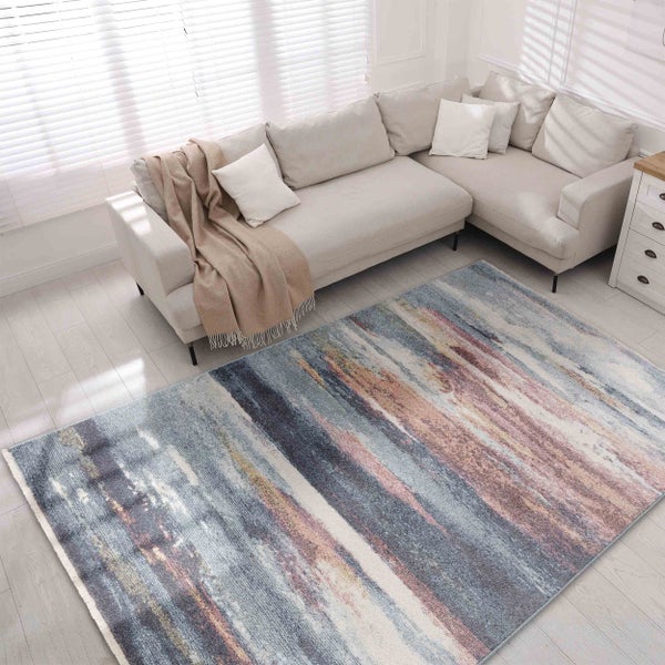 Wohnzimmer mit Sofa und abstraktem Teppich