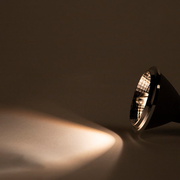 LED-Spot mit warmweißem Lichtstrahl und facettiertem Reflektor.