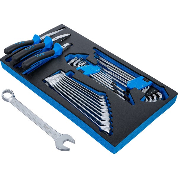 Person sprüht Handschutzschaum auf Hand