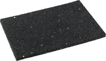 Rechteckiges Gummipad aus Gummigranulat zur Anwendung als Unterlage für Terrassenplatten oder Terrassenlager.