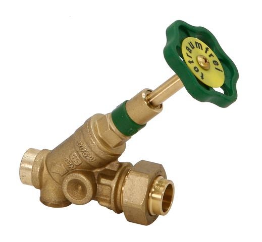 Schrägsitzventil aus Messing, totraumfrei, mit grünem Handrad für die Wasserinstallation.