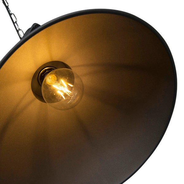 Hängelampe mit Glühbirne und Kettenaufhängung