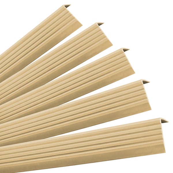 Mehrere Treppenkantenprofile mit Rillenstruktur