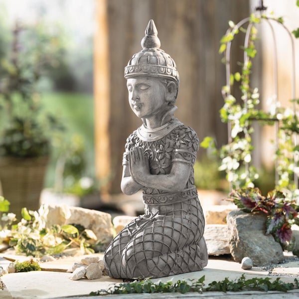 Kniende Buddha-Figur für die Gartendekoration in Steinoptik mit betenden Händen.