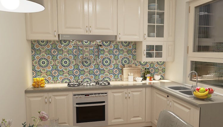 Küchenszene mit Herd, Spüle, Küchenutensilien und Mosaikfliesen