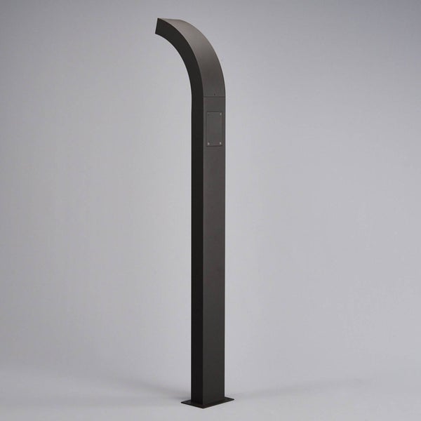 Anthrazitfarbene Pollerleuchte für den Außenbereich mit gebogenem Kopf.
