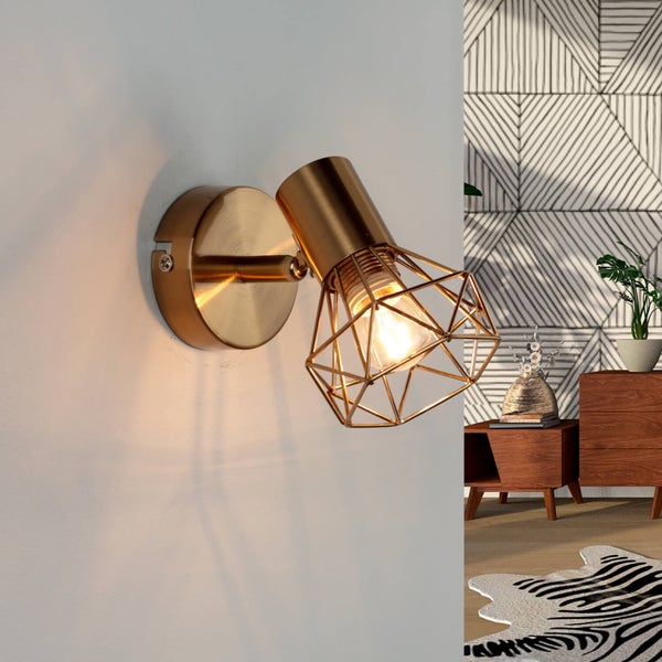 Goldfarbene Wandleuchte mit geometrischem Lampenschirm im Wohnzimmer