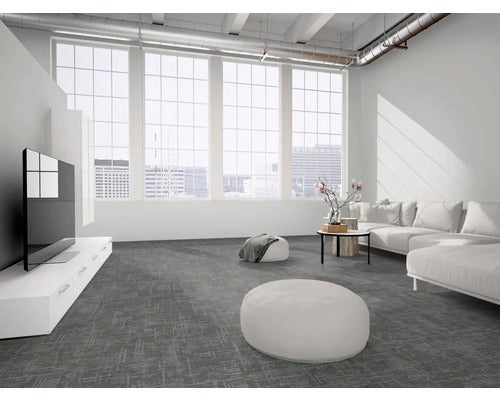 Modernes, helles Wohnzimmer mit grauem Teppichboden in Weboptik, weißem Sofa und großen Sprossenfenstern im Industriestil.