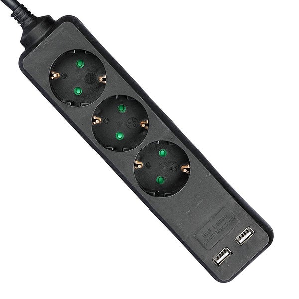 Schwarze dreifach Steckdosenleiste mit drei Steckdosen und zwei USB-Anschlüssen.