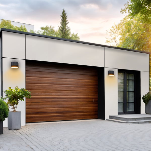 Moderne Garage mit Holztor, Außenbeleuchtung und Pflanzgefäßen