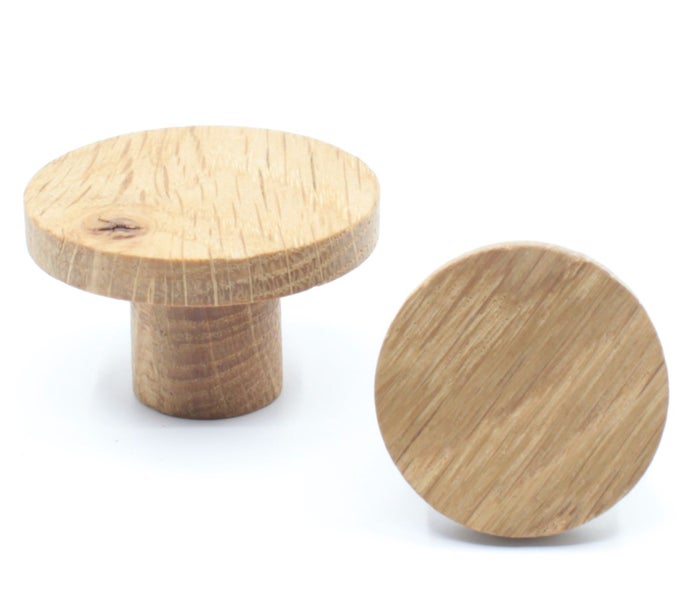Zwei runde Möbelknöpfe aus Holz