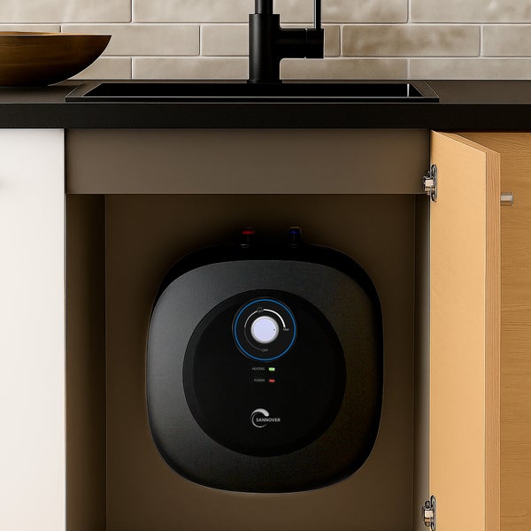 Sannover Untertisch-Warmwasserspeicher in Schwarz, eingebaut in einem Küchenunterschrank unter einer schwarzen Spüle und Armatur.