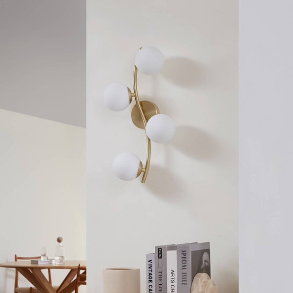 Wandleuchte mit vier Kugellampen