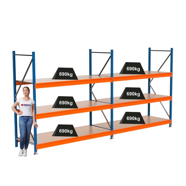 Ein Schwerlastregal mit drei Ebenen, wobei jede Ebene mit Gewichten von 690 Kilogramm belastet ist.