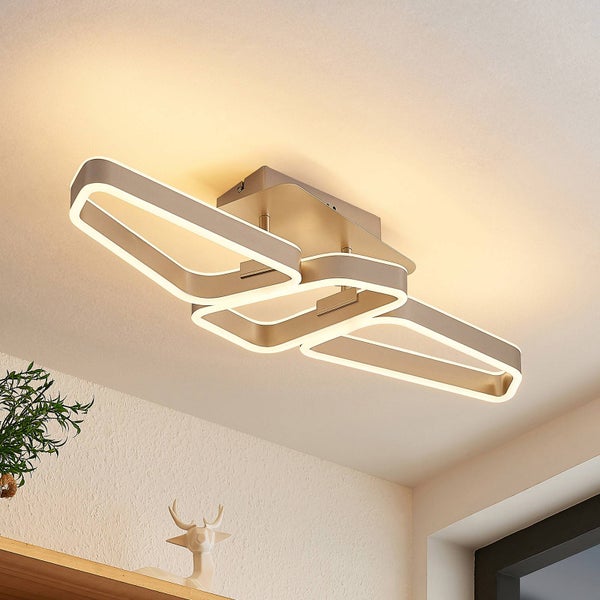 Moderne LED-Deckenleuchte mit drei ineinandergreifenden geometrischen Rahmen, Metallgehäuse, warmweißes Licht, an der Decke montiert.
