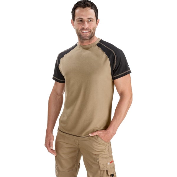 Mann trägt ein Arbeits T-Shirt mit kurzen Ärmeln und Raglanärmeln