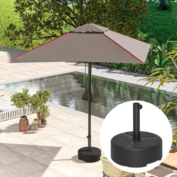 Rechteckiger Sonnenschirm mit Schirmständer auf einer Terrasse neben einem Swimmingpool.