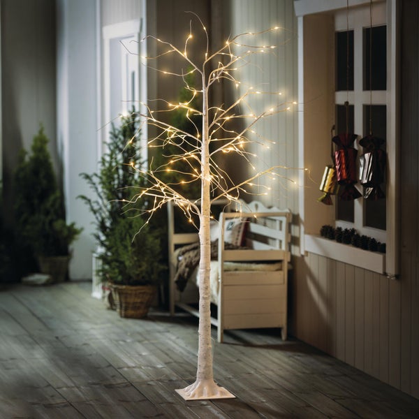 Beleuchteter LED Dekobaum in Birkenoptik mit Lichtzweigen für eine weihnachtliche Atmosphäre auf der Terrasse.