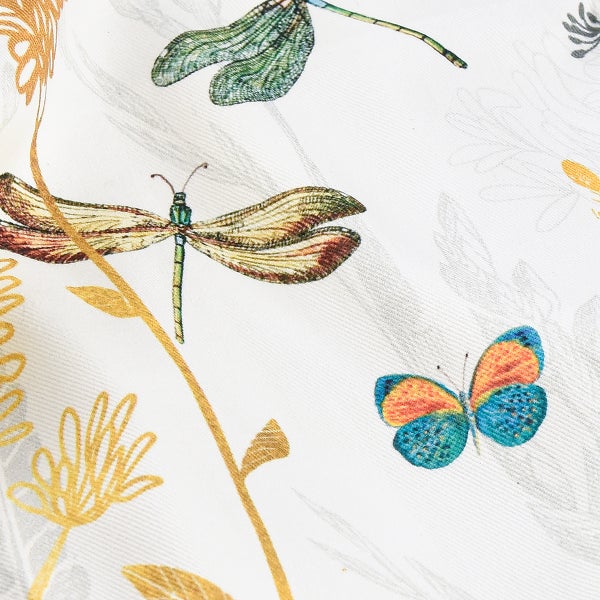 Nahaufnahme eines Stoffes mit Libellen und Schmetterlingen