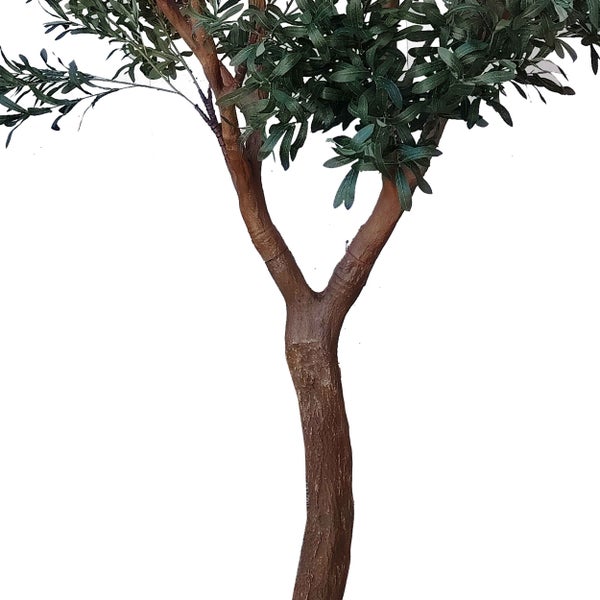 Künstlicher Olivenbaum mit braunem, strukturiertem Stamm und grünen Blättern.