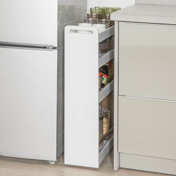 Schmales Küchenregal mit mehreren Ebenen zur Aufbewahrung von Lebensmitteln und Küchenutensilien neben einem Kühlschrank.