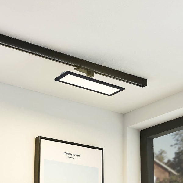 Rechteckiges LED-Panel für Schienensysteme in Schwarz, flaches Design, montiert an einer schwarzen Deckenstromschiene in einem hellen Raum.