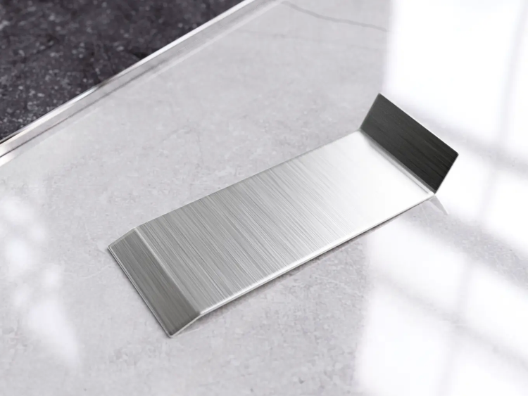 Edelstahl Sockelleiste auf hellem Untergrund