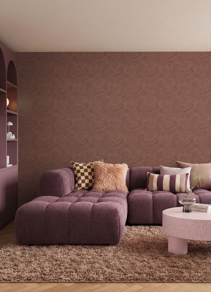 Wohnzimmer mit Couch, Kissen und Dekoration auf dem Tisch