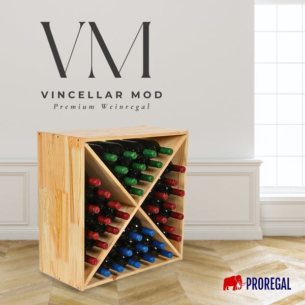 Hölzernes Weinregal aus Kiefer mit X-Einsatz, gefüllt mit Weinflaschen, in einem hellen Raum mit Fenster. VM Vincellar Mod Logo. Proregal Logo.