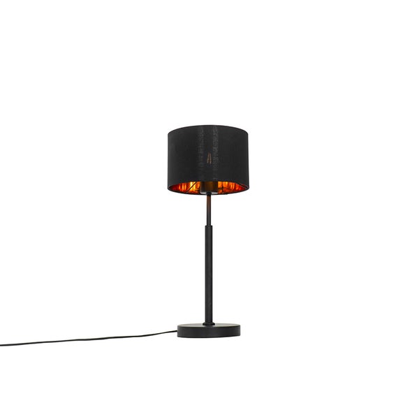 Tischleuchte mit schwarzem Stoffschirm, goldfarbener Innenseite und schlankem Metallfuß in Schwarz.