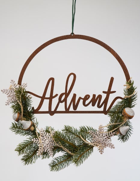 Hängender Adventskranz aus Metall in Rostoptik mit Schriftzug Advent, dekoriert mit Tannenzweigen, glitzernden Schneeflocken und Holzornamenten.
