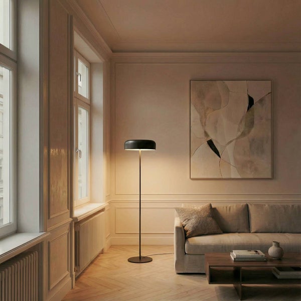 Stehleuchte in einem Wohnzimmer mit Sofa und Kunstwerk