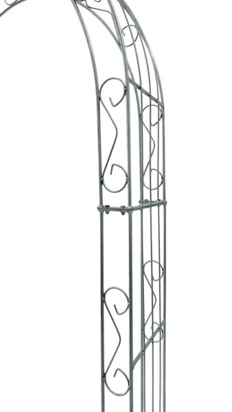 Detailansicht eines Metall-Rosenbogens für den Garten