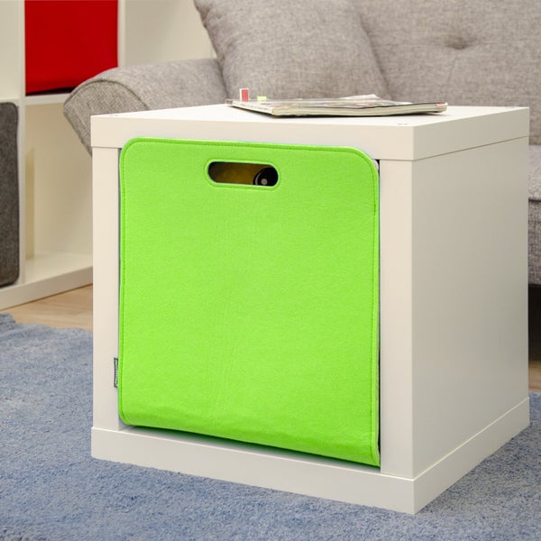 Quadratisches Faltregal mit Filzeinsatz in einem weißen Regalmöbel, Wohnzimmerinterieur