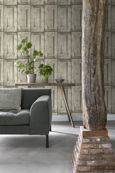 Dekorative Wandgestaltung mit einer Tapete imitiert den Stil alter Holztüren in einem Wohnzimmer.